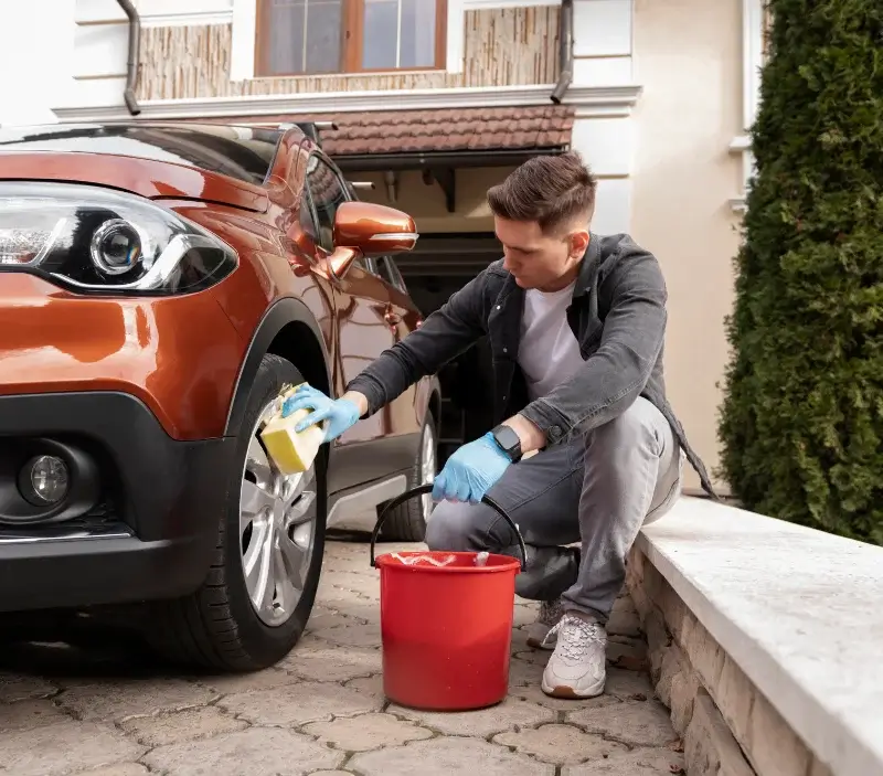 Lavage auto à domicile Auzers : professionnel intervenant sur un véhicule